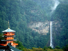 青岸渡寺の三重塔と那智大滝